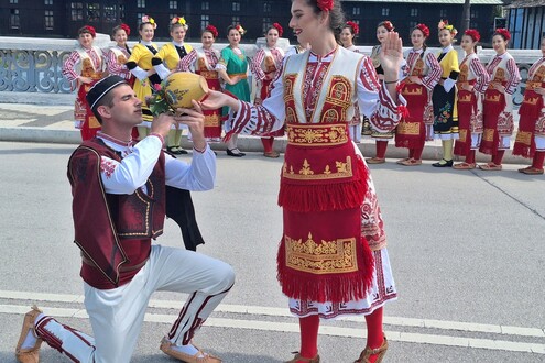 Цветница в Ловеч, пещерата Проходна и Геопарк &bdquo;Искър- Панега&ldquo; - Изображение 1