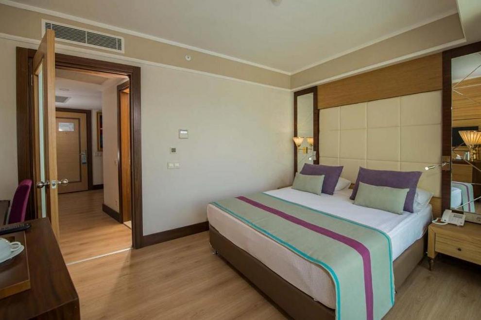 Dream World Aqua - Family Room