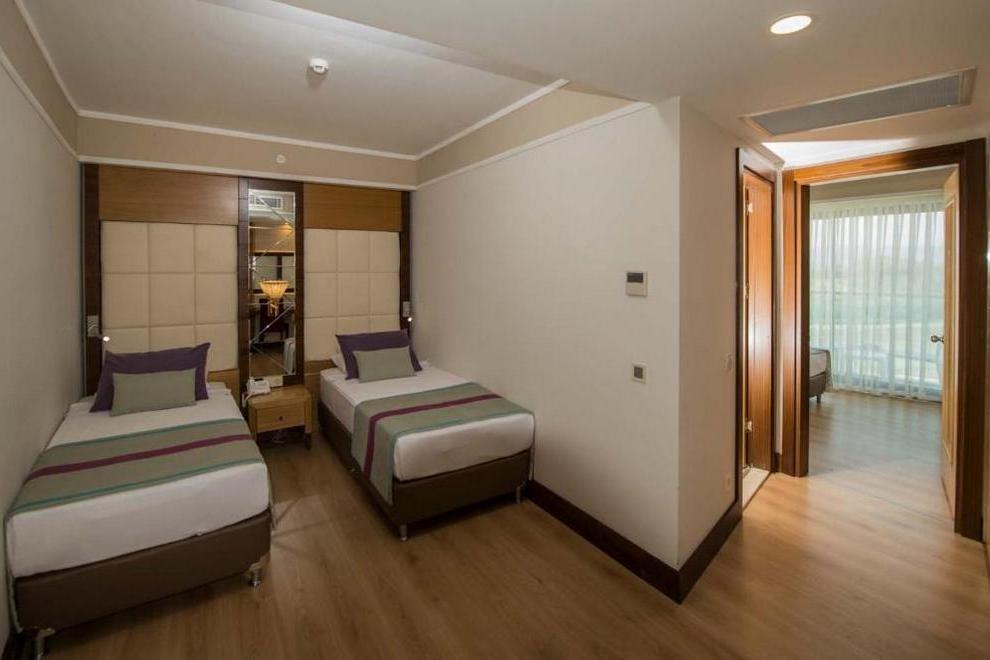 Dream World Aqua - Family Room