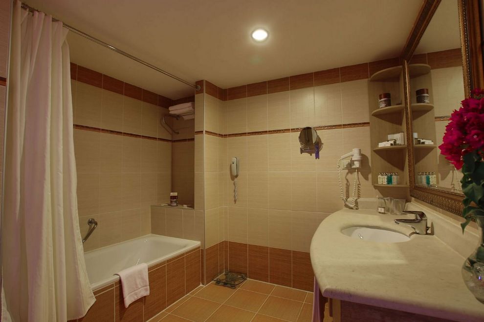 FAME RESIDENCE LARA & SPA - Suite Room Bath
