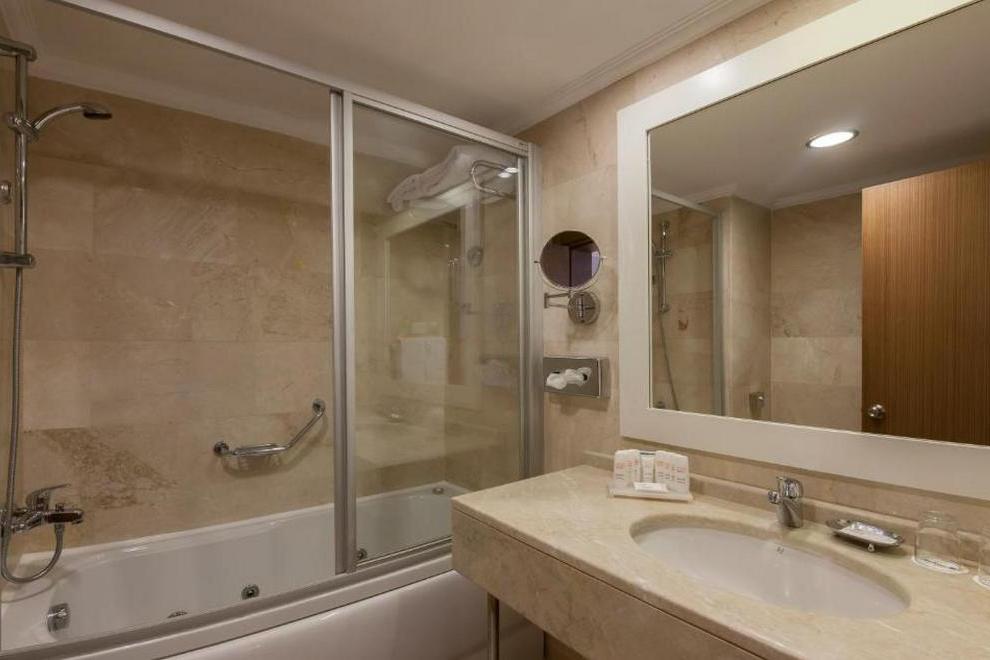 RADISSON BLU RESORT & SPA CESME - Premium Room Bath