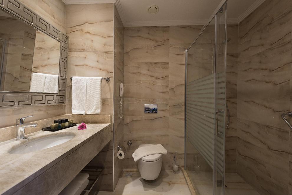 OZ SUI RESORT HOTEL - Family Room Bath