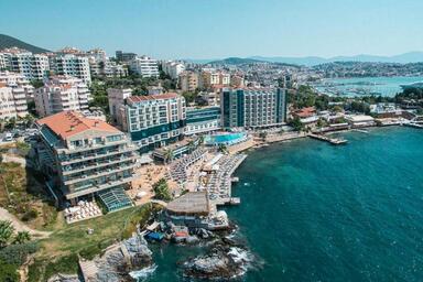 Charisma De Luxe Hotel